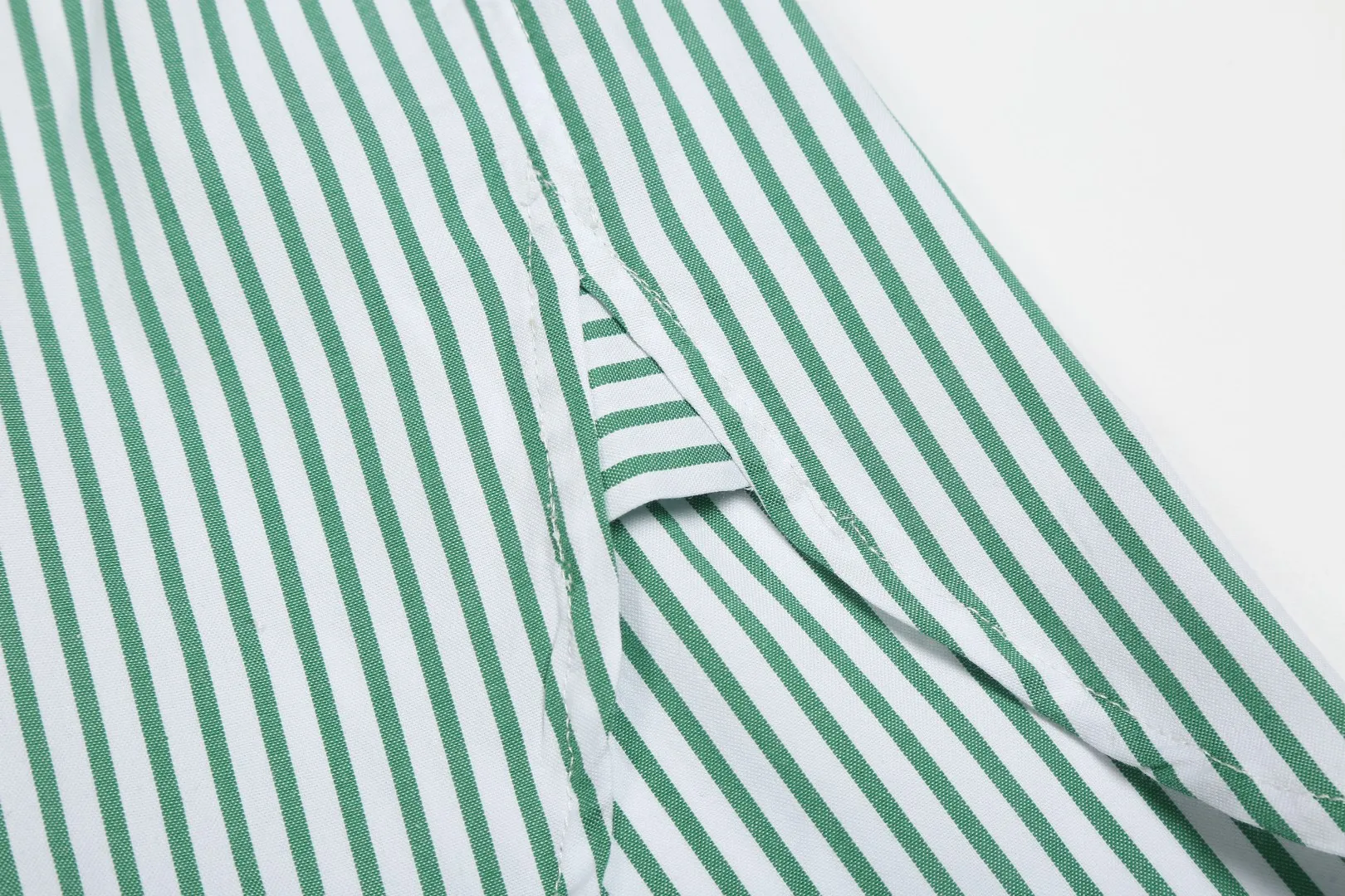 P250 White background picture [Popular new model] Style number: 25019# Color: red/green/blue Size: S to Custom dyed original pearlescent white buttons, large and small divisions, vertical eyelets ✅ - Special shaped chiffon foil is included in the collar door tube, not easy to deform and pull ✅ - RL three-color large and small vertical striped shirt, extraordinary isometric, cleverly matched stripes, diverse wear to stimulate self-expression, relaxed layering to play with the look of the four seasons